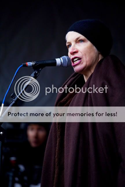 IMAGE: http://i366.photobucket.com/albums/oo102/paper_champion/annielennox-1.jpg