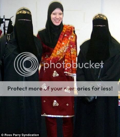 policières en Angleterre portant la burqa